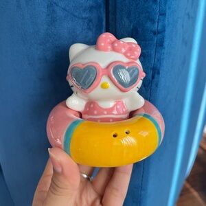 Hello Kitty Beach Salt and Pepper Shaker Set NWOT